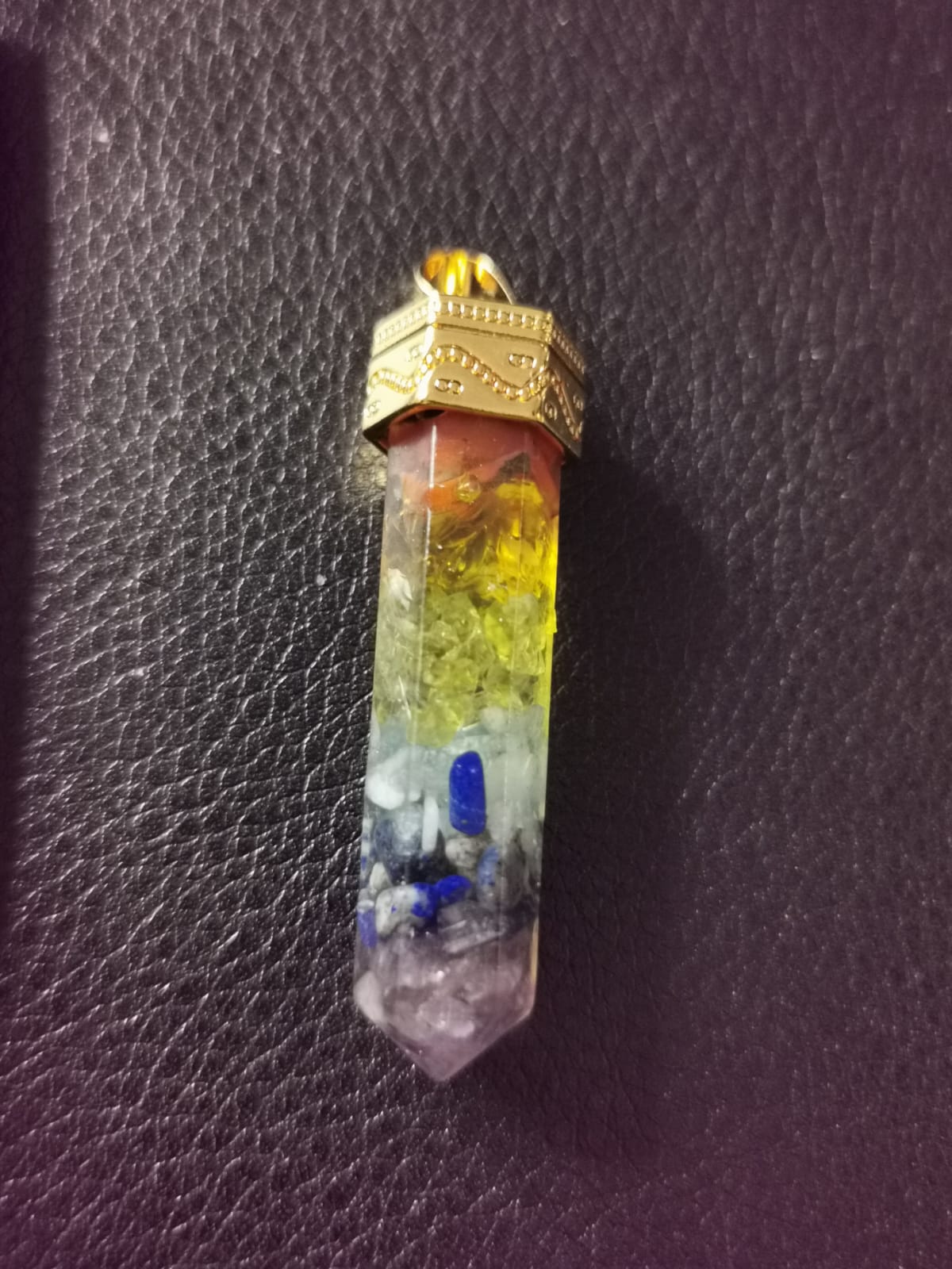 pendentif en orgonite 7 chakras