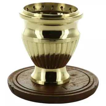 Brûle encens en laiton ciselet avec grille et socle bois, H. 7 cm, Ø 5 cm. Livré en boîte individuelle.